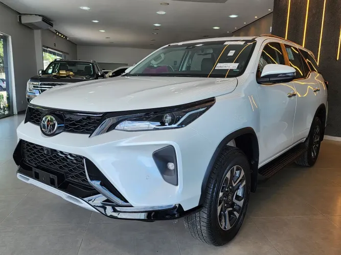 Toyota Hilux SW4 SRX Plat. 4X4 2.8 TB Die. Aut. 2025