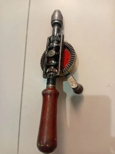 Furadeira manual antiga excelente estado