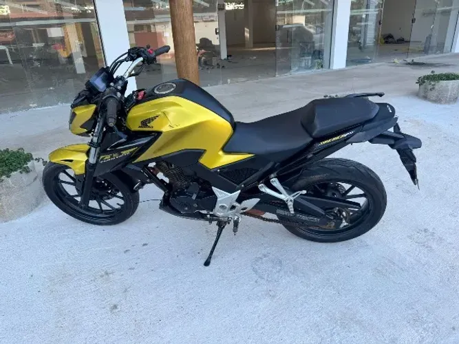 OPORTUNIDADE. Honda CB Twister 300 Semi-Nova