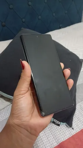 Motorola Edge 50 Fusion na cor teal (azul-esverdeado).