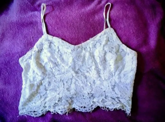 Top cropped branco de renda 