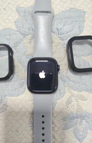 Vendo Apple Watch Series 7 (GPS) preto de 41mm com acessórios