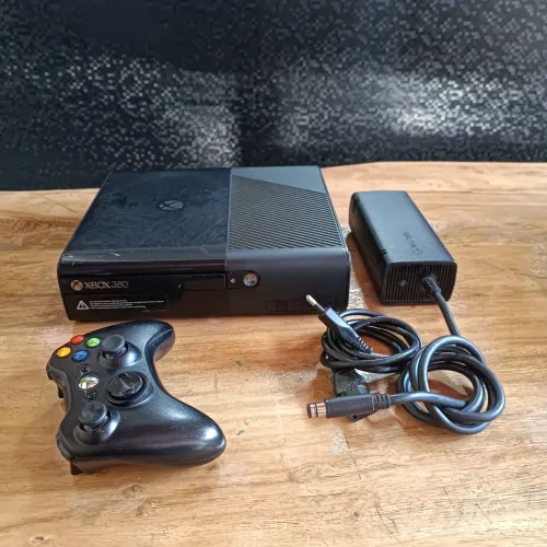 Console Xbox 360 Super Slim 4GB Original Bloqueado + 1 Controles e Fonte