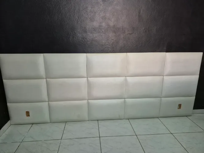Cabeceira de Cama Estofada de couro branco