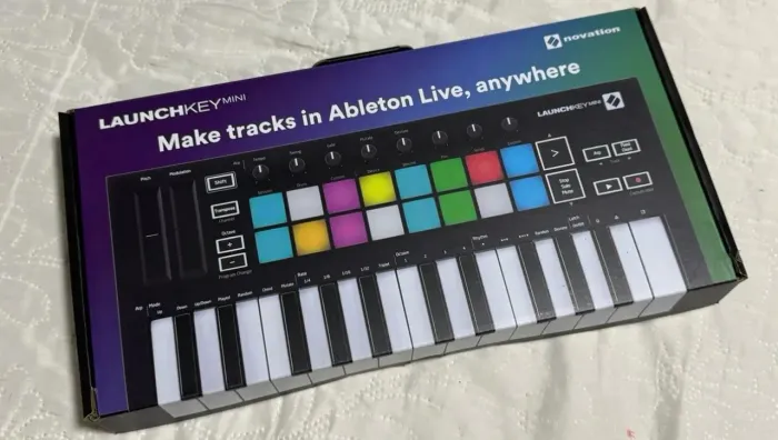 Teclado Controlador Novation LaunchKey Mini MK3
