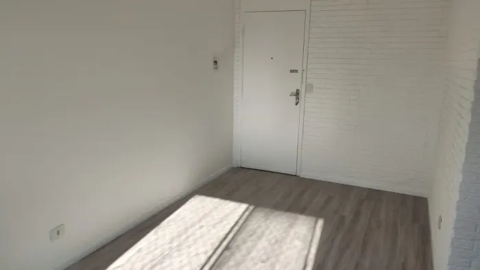 ? APARTAMENTO À VENDA - RECÉM-REFORMADO E COM EXCELENTE LOCALIZAÇÃO!