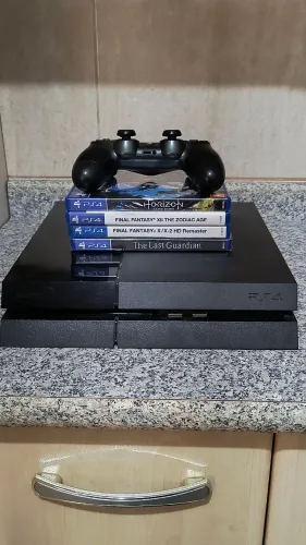 PlayStation 4 Fat + jogos e um controle