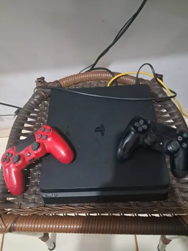 Video game ps4 com 2 controles 1 cd de futebol e jogos na memoria
