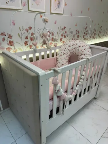 Berço Laqueado 2 em 1 Mini cama com Capitonê nas duas laterais