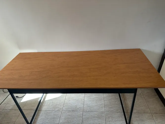 Vendo linda mesa em aço e Mdf
