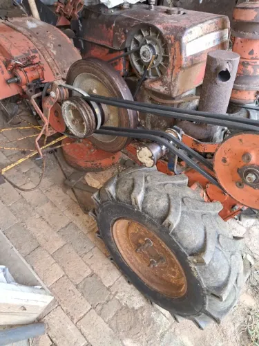 Tobata com rotativa e roçadeira frontal 