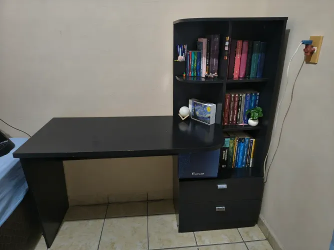 Mesa de estudos com estante