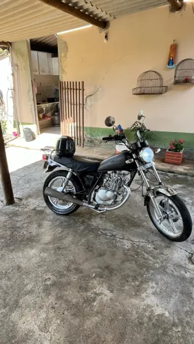 Vendo Suzuki intruder 125 toda completa e nova 