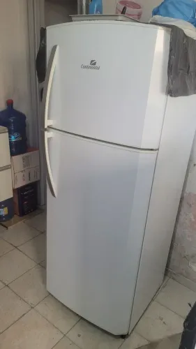 Geladeira Antiga Continental espaçosa