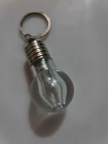 Chaveiro tipo lâmpada de carro 