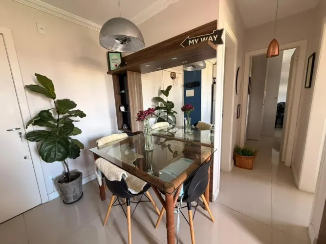 Apartamento 02 dormitórios com suíte, sacada, mobiliado