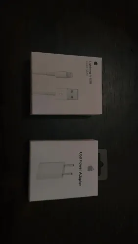 Carregador USB Power Adapter Apple (5W) + Cabo Lightning para USB Apple (2 metros)