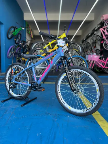 Bicicleta First aro 24, quadro em alumínio, com marcha - Azul celeste
