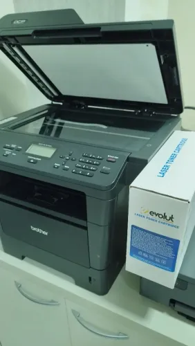 Multifuncional Brother laser preto e branca com cartucho de toner extra