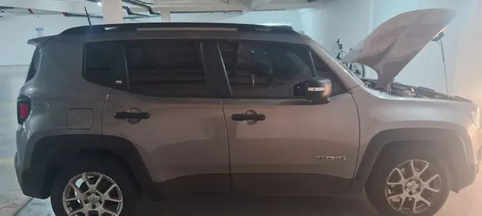 Quero vender um Jeep Renegade 2019 com 26.000 km rodados.