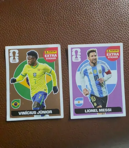 Duas figurinhas Extra Sticker do Lionel Messi e do Vinícius Jr.