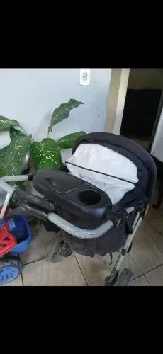 Vende se um carrinho de bebê + bebê conforto