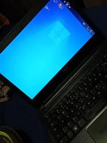 Vende se notebook a bateria está viciada mas funciona perfeito na tomada