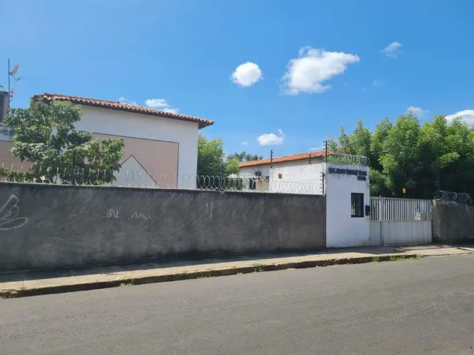 APARTAMENTO NO BAIRRO SATÉLITE COM VAGA DE GARAGEM DESCOBERTA.