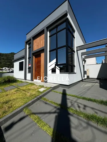 Casa com 02 dormitórios no bairro Caminho Novo - Palhoça