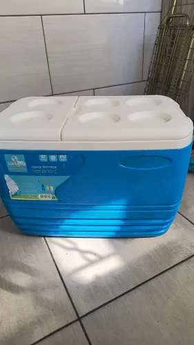 Vendo caixa térmica estilo cooler, 57 litros, sou de Taubaté e não entrego