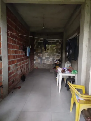 Vende se casa com 2/4 com suíte e banheiro social