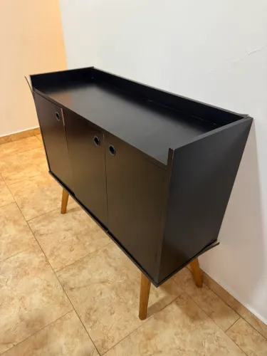 Aparador preto com 3 portas