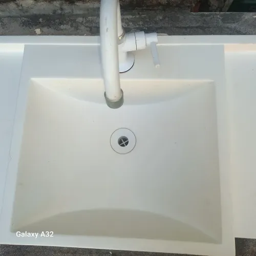 PIA DE BANHEIRO COM TORNEIRA MATERIAL SINTÉTICO BEM RESISTENTE APENAS  $ 90