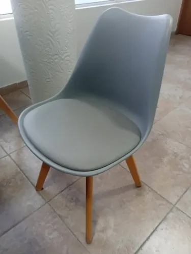 Cadeira Moderna com Assento Estofado