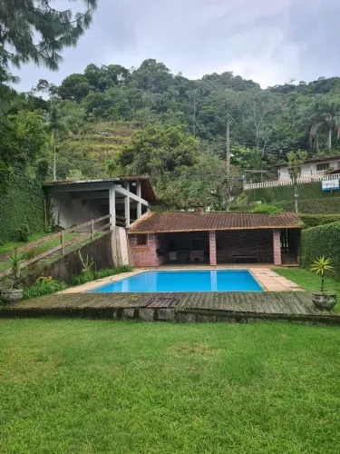 Excelente casa de condomínio com 4 quartos, vista livre, muito verde, e com área de lazer 