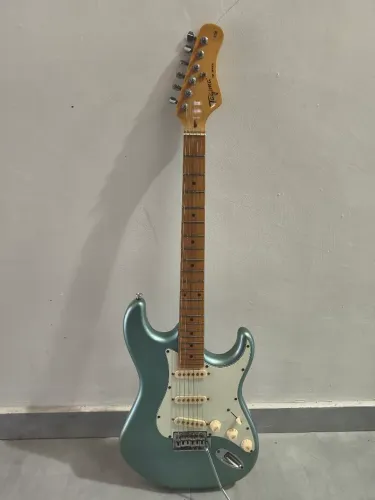 Guitarra stratocaster Tagima 530