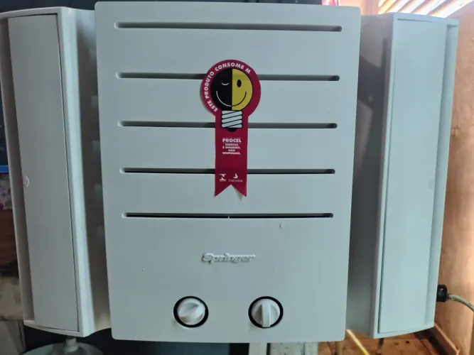 Vendo esse ar condicionado de 10 mil BTUs 110vts gelando bem ja vai limpo  faço entrega 