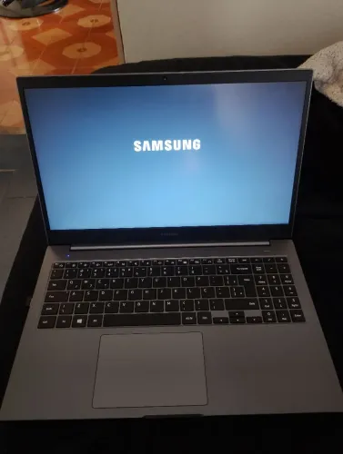 Notebook Samsung, acompanha carregador e caixa original 