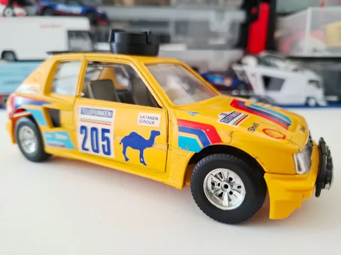 Miniatura Peugeot 205 Turbo Rally- Burago Made in Italy!!!