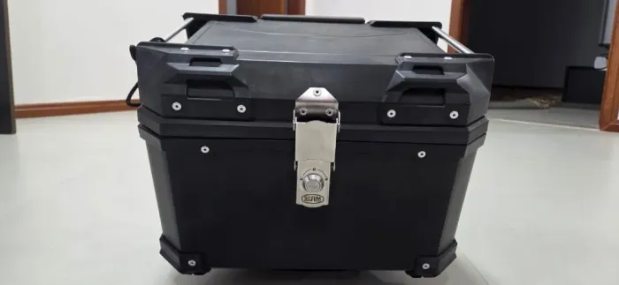 BAÚ SUPERIOR SCAM ECONOMY 42 LITROS PRETO FOSCO com Base e Suporte para Zontes 350E