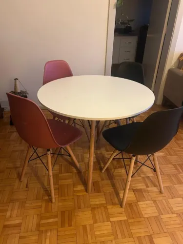 Conjunto de mesa redonda e quatro cadeiras