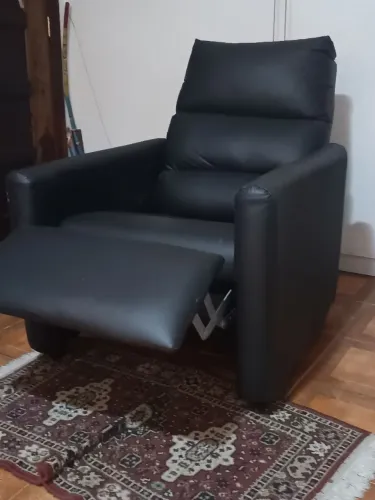 Poltrona preta com extensão para pernas