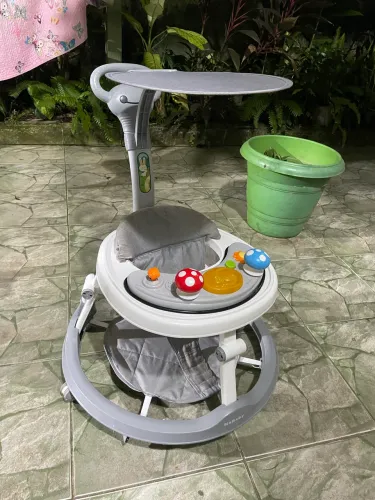 Andador para bebê com capota brinquedo musical.