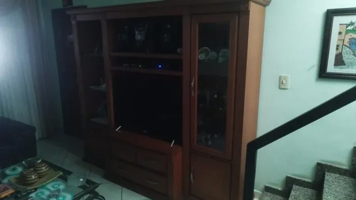 Cristaleira, estante com luz