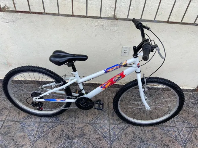 Bicicleta aro infantil Caloi hot Wheels 21 marchas em Excelente estado!!