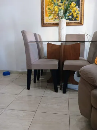 Vendo Mesa de vidro com quatro cadeiras
