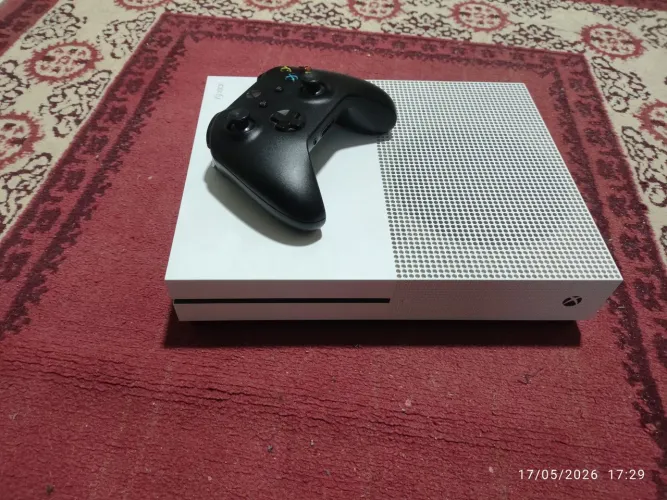 Xbox One S 365GB semi-novo com 1 controle