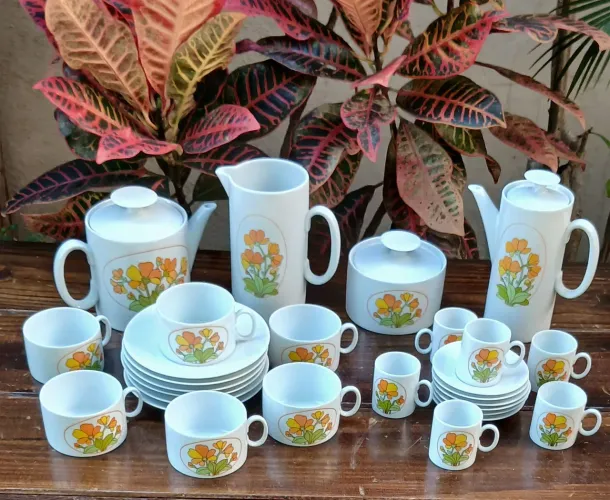 Aparelho de chá e café porcelana Renner completo.