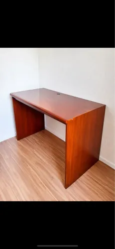 MESA DE MADEIRA PARA ESCRITÓRIO - RESISTENTE E ESPAÇOSA