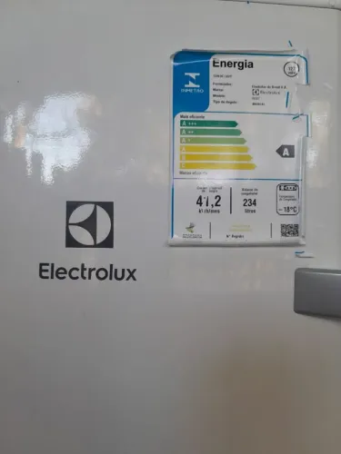 Freezer Eletrolux seminovo, vertical, 234 litros,1 porta, 7gavetas, defrost, 127v-mod FE27